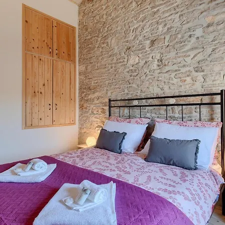 Cozy In With 2 Bedrooms Holiday home Pula