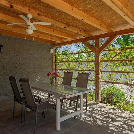 Holiday home Cozy In With 2 Bedrooms Pula
