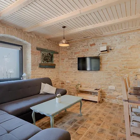 Holiday home Cozy In With 2 Bedrooms Pula