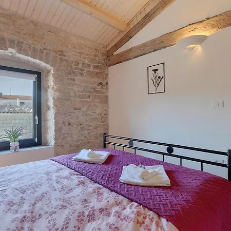 Cozy In With 2 Bedrooms