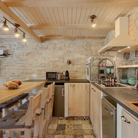 Cozy In With 2 Bedrooms *