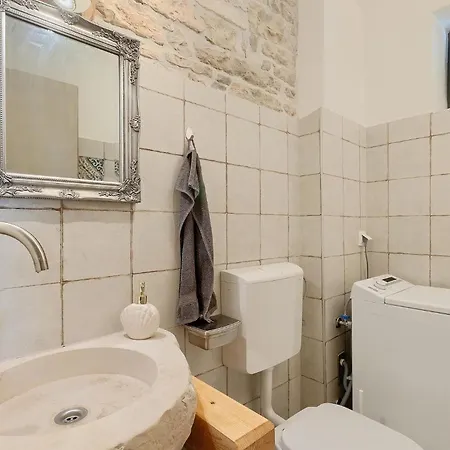 Cozy In With 2 Bedrooms Pula