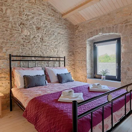 Cozy In With 2 Bedrooms Pula